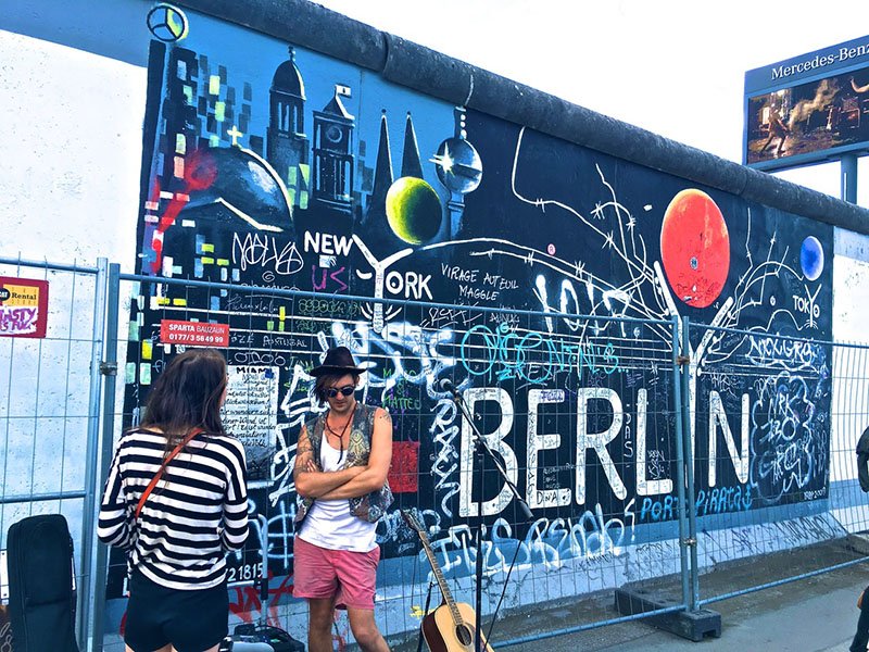 Musiker vor Berliner Mauer Fete de la Musique